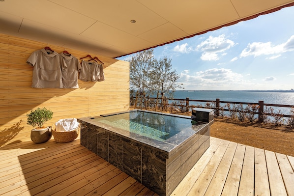 Chambre Double, salle de bains privée, vue mer | Terrasse/Patio