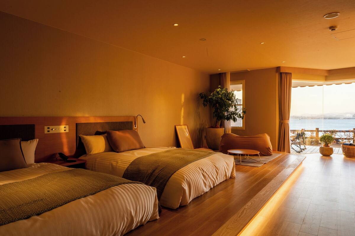 Habitación con 2 camas individuales, 2 camas individuales, baño privado, vista al mar