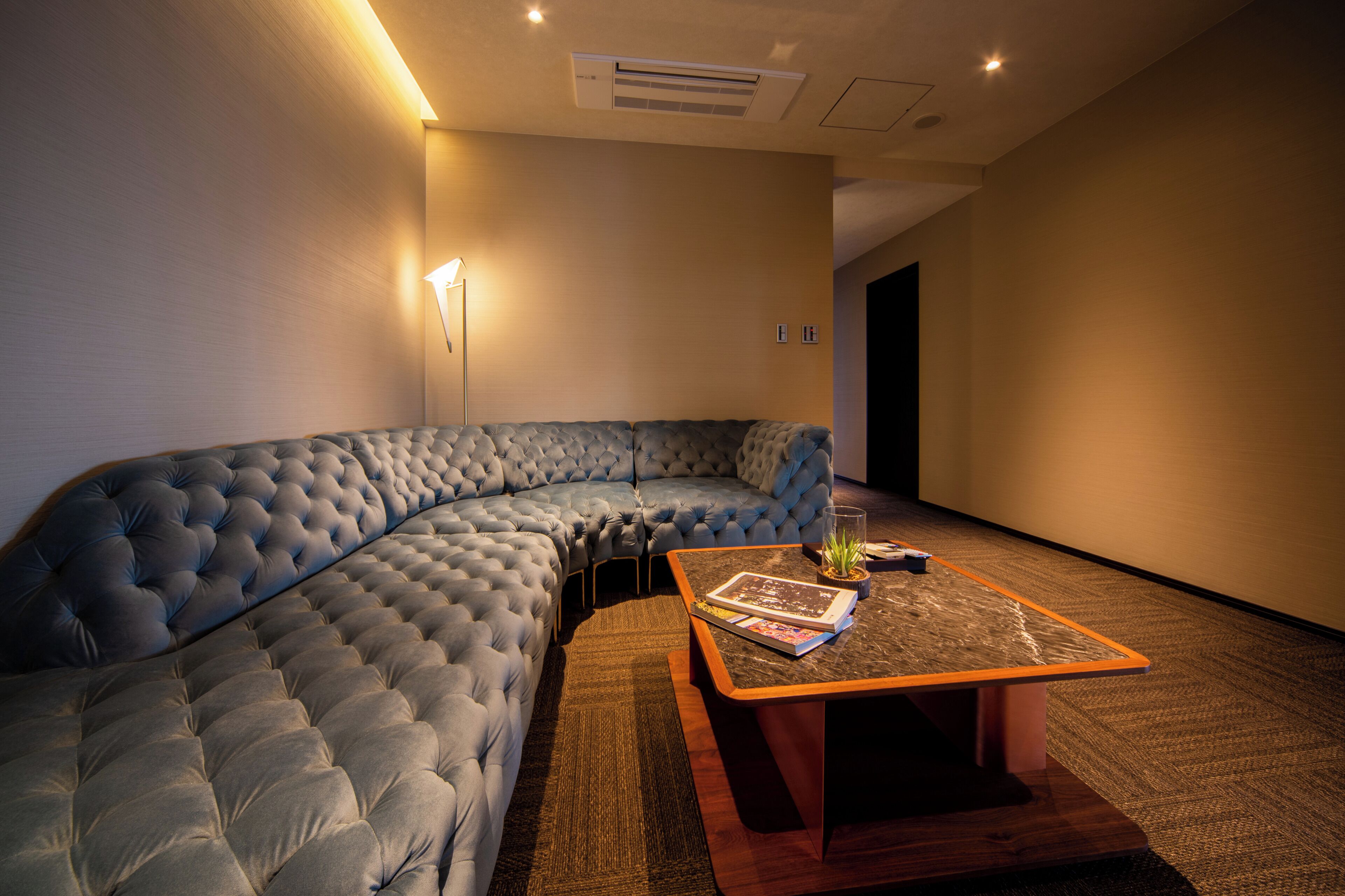 Kahden hengen luksushuone, 1 suuri parisänky, oma kylpyhuone, merinäköala | Oleskelualue