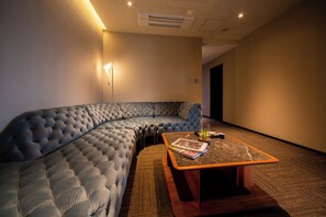 Habitació doble de luxe, 1 llit de matrimoni gran, bany privat, vistes al mar | Sala d'estar