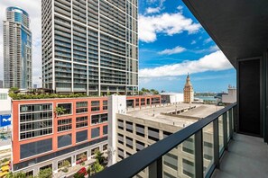 Property grounds - Skyline Retreat 1BR+Den | Walkable Downtown + Pool (Miami)