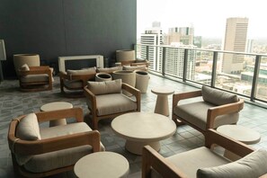 Property grounds - Skyline Retreat 1BR+Den | Walkable Downtown + Pool (Miami)