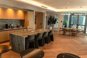 Dining - Skyline Retreat 1BR+Den | Walkable Downtown + Pool (Miami)