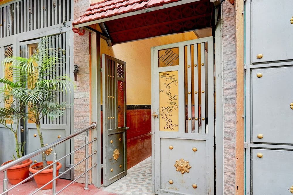 Deluxe Nataraja Boarding & Lodging