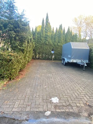 Property grounds - Family-friendly with garden & private parking lot Suitable for fitters & groups (Oldenburg (Oldb))