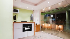 Un espace d’accueil avec une enseigne indiquant : « Services de l’entreprise TOWNHOUSE ».