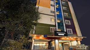 Un immeuble à plusieurs étages sur lequel on peut lire l’inscription « TOWNHOUSE ».