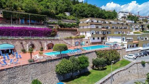 Ein Hotel mit Schwimmbad, Außenbereich und Blick auf die Umgebung.