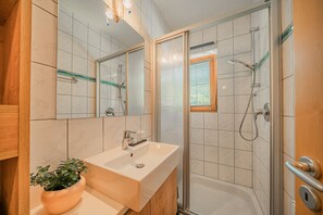 คลาสสิกอพาร์ทเมนท์, 3 ห้องนอน | ห้องน้ำ | ฝักบัว