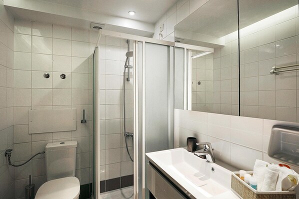 Classic House, 3 Bedrooms | Bathroom - Seaview Holiday Home in Gerakini for 6 (Polygyros)