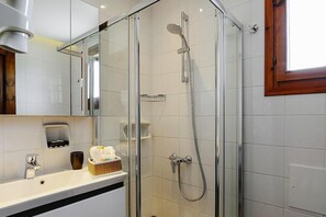 Classic House, 3 Bedrooms | Bathroom - Seaview Holiday Home in Gerakini for 6 (Polygyros)
