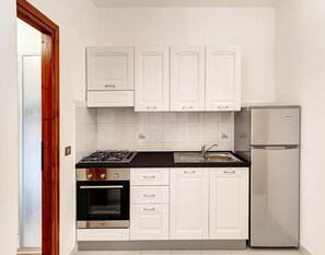 Classic Apartment, 3 Bedrooms | Private kitchen - Apartment in San Teodoro (San Teodoro)