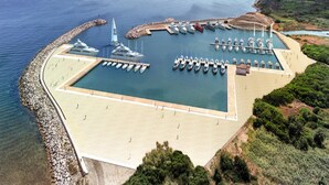 A marina with boats docked, a pier, and a beach area. - Apartment in San Teodoro (San Teodoro)