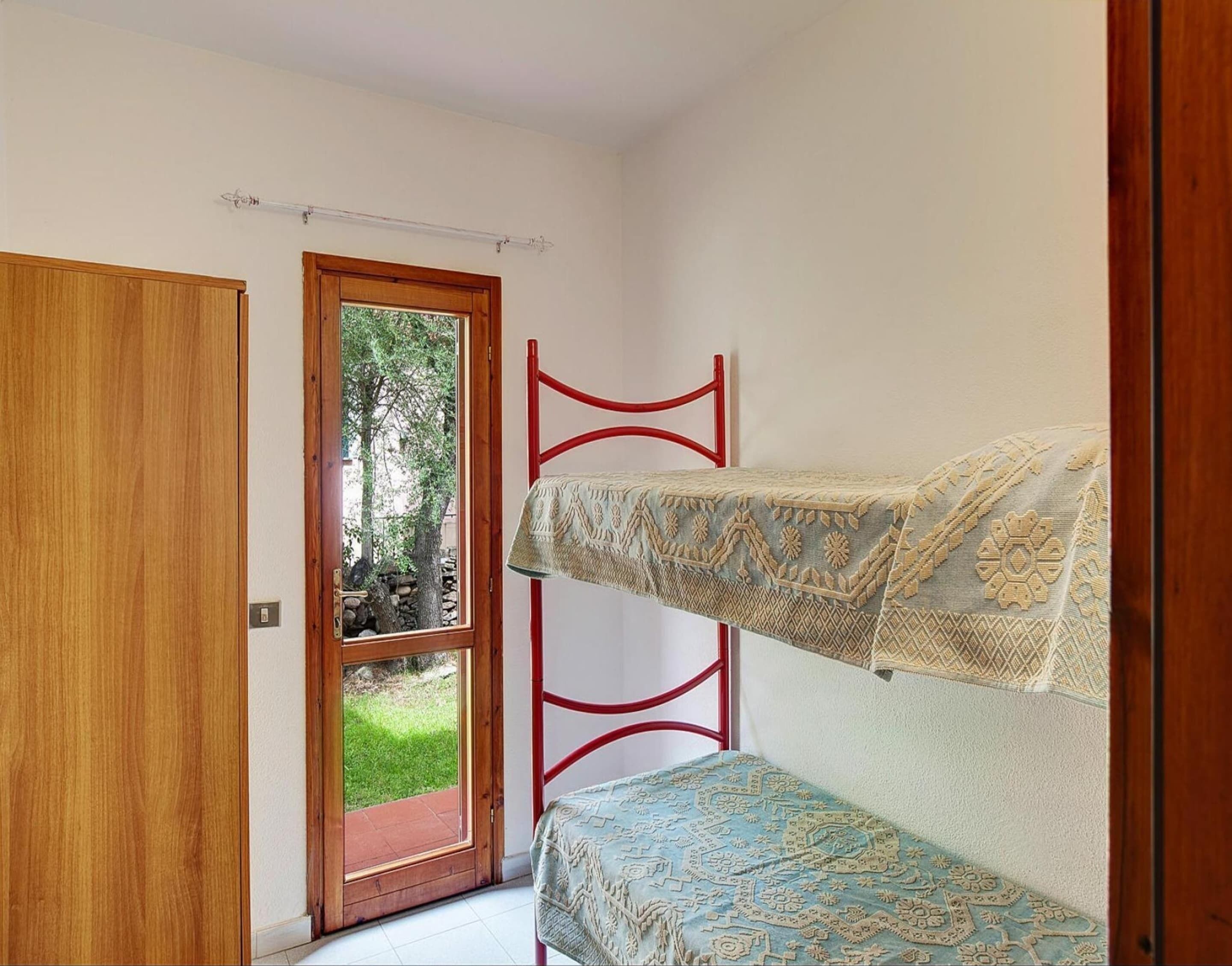 6 bedrooms, individually furnished
