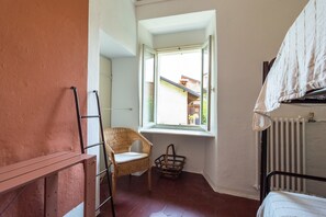 Comfort-Apartment, 2 Schlafzimmer | 3 Schlafzimmer, individuell eingerichtet, Bettwäsche