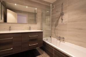 Combined shower/bathtub, hair dryer - Apartment in Middelkerke With Sea View (Middelkerke)