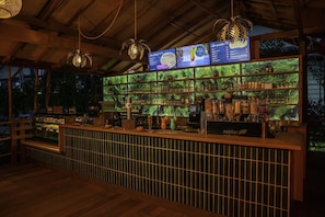 Deluxe Mobile Home, 2 Bedrooms | Bar (di hartanah)