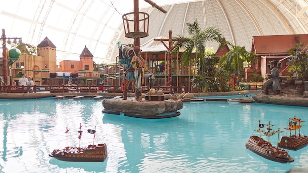 An indoor water park with a large pool, ships, and a castle-like structure. - Mobile Home im Tropical Islands Resort (Halbe)
