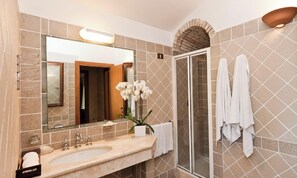 Classic Apartment, 2 Bedrooms | Bathroom | Shower, hair dryer - Apartments in Pula With Shared Saltwater Pool (Pula)