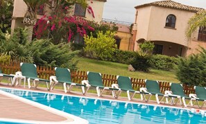 Outdoor pool - Apartments in Pula With Shared Saltwater Pool (Pula)
