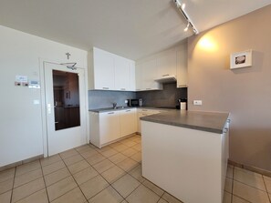 Microwave, coffee/tea maker, electric kettle - Steps From the Quiet Seaside Path (Middelkerke)