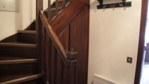 A wooden staircase with a handrail, a white radiator, and a wall-mounted shelf. - Apartment With Parking for 6 People (Chatel)