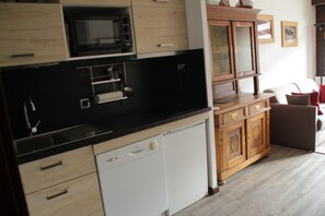 Comfort Apartment, 3 Bedrooms | Private kitchen - Apartment With Parking for 6 People (Chatel)