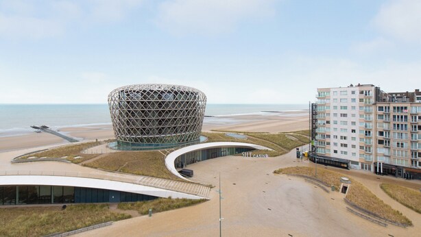 A modern building with a unique spherical design, situated near a beach and a hotel named "SIT CASINO". - Apartment in Middelkerke Near Casino (Middelkerke)