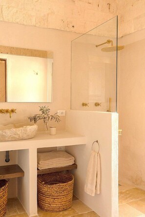 Shower, towels - Villa Petraluce: A spacious three-story villa surrounded by olive groves, with Free WI-FI. (Ostuni)