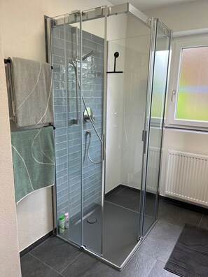 Shower, hair dryer, towels - Apartment Thea on the first floor with terrace (Chieming)