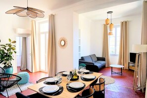 Dining - Charming 100m² in the heart of the old town/ 10min Croisette & Beach. Air-conditioned (Cannes)
