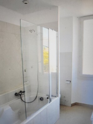 Een douche, een haardroger, handdoeken, zeep