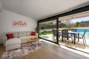 Outdoor dining - Finca with pool and garden, pets welcome (Vižinada)