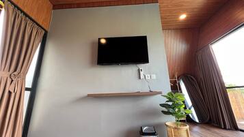 Deluxe-Zimmer, Terrasse, Poolblick | Fernseher