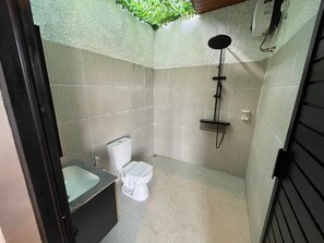 Phòng Deluxe, sân hiên, quang cảnh hồ bơi | Phòng tắm