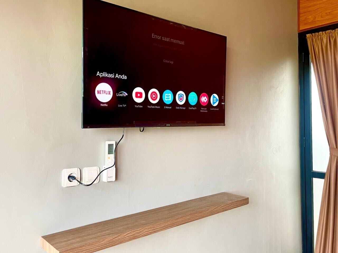 Chambre Deluxe, patio, vue piscine | Télévision