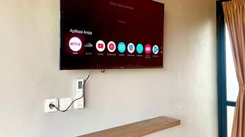 Chambre Deluxe, patio, vue piscine | Télévision