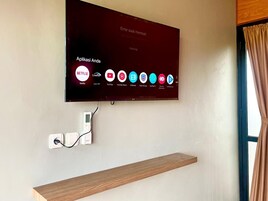 Quarto luxo, varanda, vista para a piscina | TV