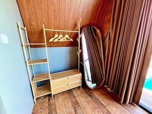 Deluxe Room, Patio, Pool View | Almari pakaian