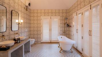 Villa Deluxe, balcón, vista a la alberca | Baño