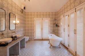 Villa Deluxe, balcón, vista a la alberca | Baño