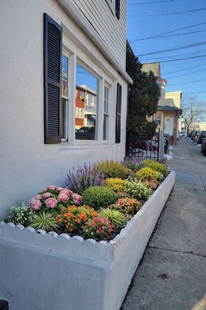 Exterior detail - Charming 3BRs w/ large living space- 20 mins to NYC (West New York)