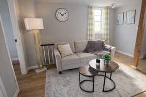 Living area - Charming 3BRs w/ large living space- 20 mins to NYC (West New York)