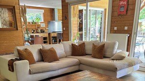 Una sala de estar moderna con un sofá modular, una mesa de centro de madera y una alfombra de cuero de vaca.