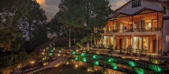 ELIVAAS 1BHK Pine View Resort 