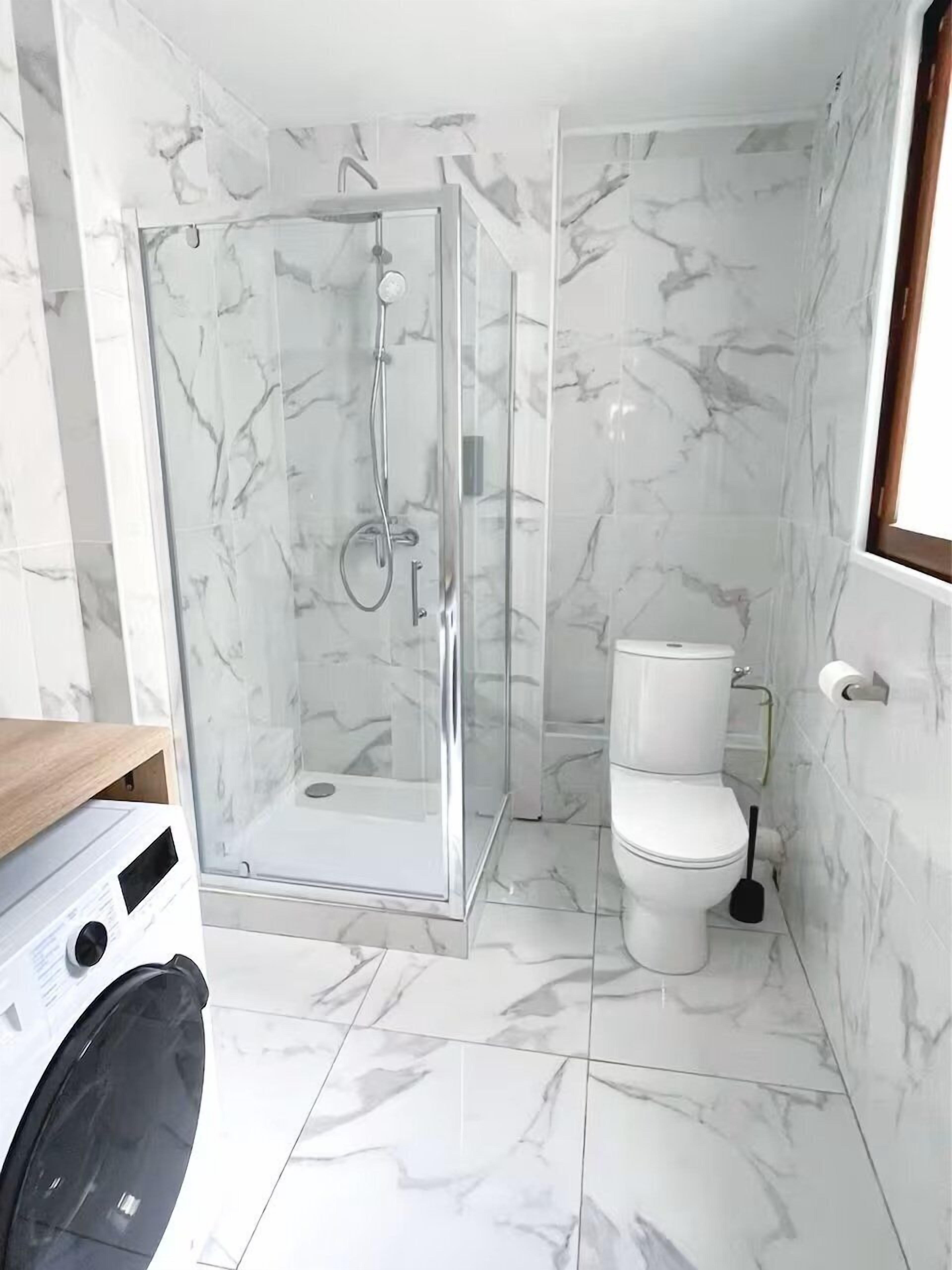 Een douche, een haardroger, handdoeken