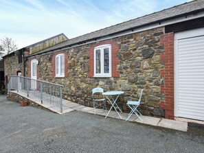 Outdoor dining - 1 bedroom accommodation in Llanfair Caereinion (Llanfair Caereinion)