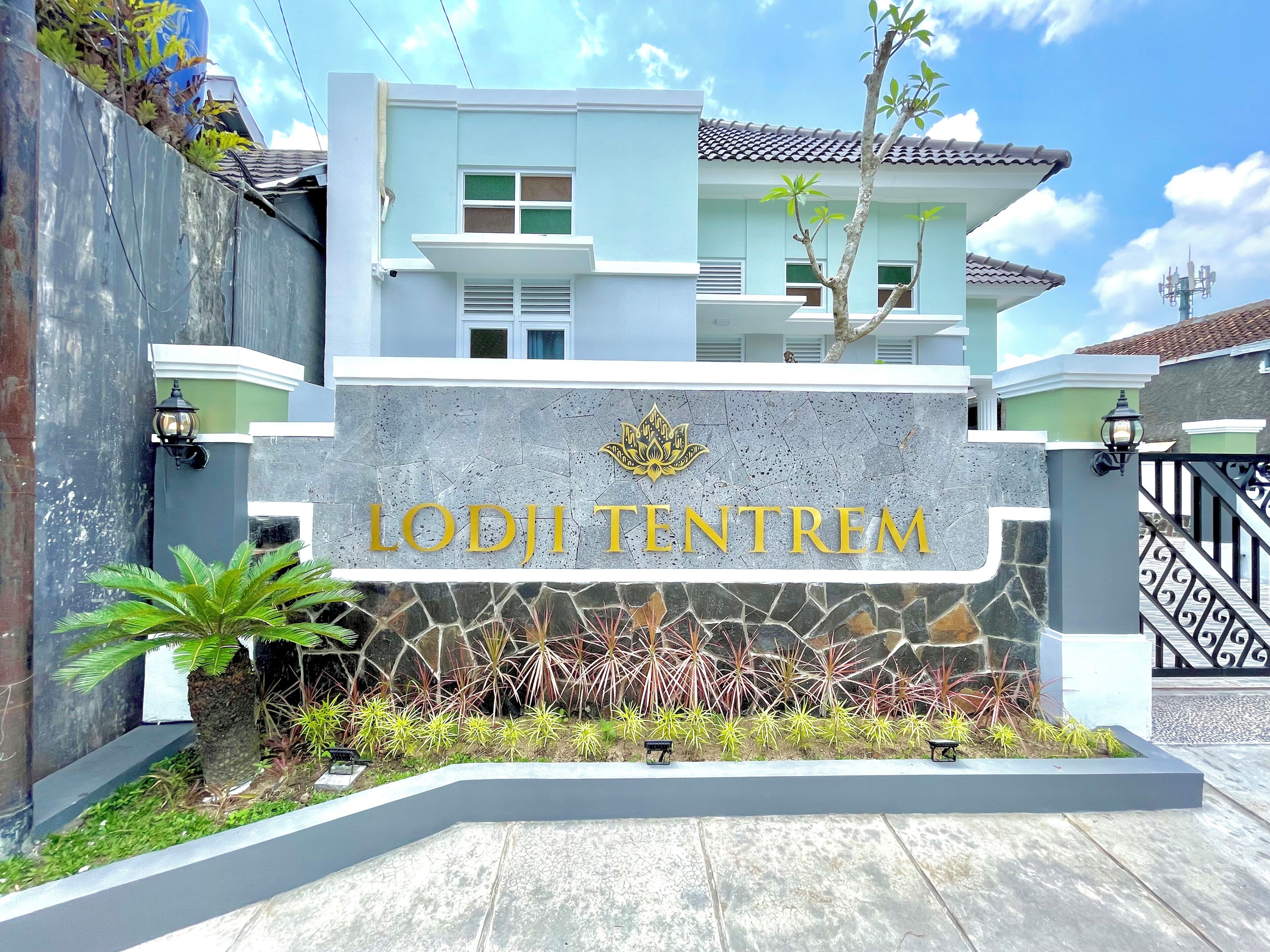 Vista frontal de la propiedad