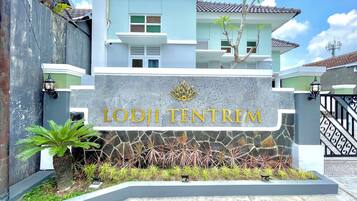 Vista frontal de la propiedad