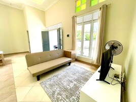 Deluxe Villa, Garden View | Living area